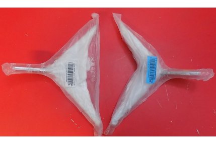  - BASI TV SAMSUNG COMPLETA DI VITI CON STAFFA SINISTRA BN9639927A E STAFFA DESTRA BN9639926A NUOVA